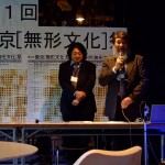 開会の辞（左：飯田一夫プロデューサー　右：藤本草理事長）